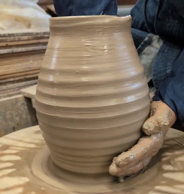 作製粘土が少し柔らかくて壺を製作途中で腰が少し落ちかかったの
